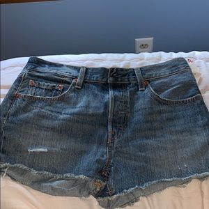 BNWT WOMENS 501 LEVI SHORTS SIZE 28